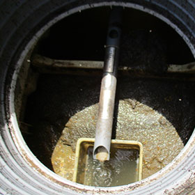 before：たまった固形汚れを放置して汚水が流出する危険のある浄化槽