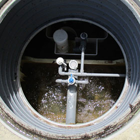 before：し尿および雑排水が原因の汚れが溜まって臭いが出てしまっている浄化槽