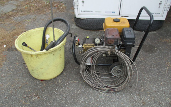 排水管を洗浄する機器として高圧洗浄機を使用します。